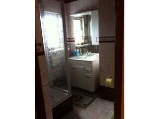 Badezimmer unten mit Dusche ( neue Badmöbel 2016)