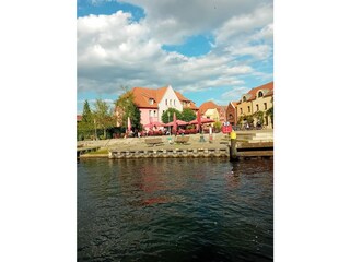 Inselhotel-Sitzmöglichkeiten am Wasser