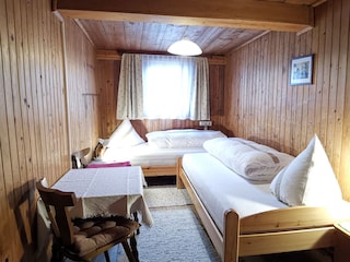 Schlafzimmer mit 2 Einzelbetten