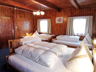 Schalfzimmer mit 1 Doppelbett und 2 Einzelbetten