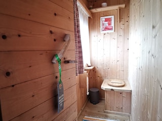 Einmalige Holztoilette