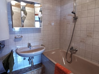 Bad mit Wann und Dusche