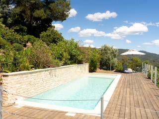 Pool mit Teakholz-Deck