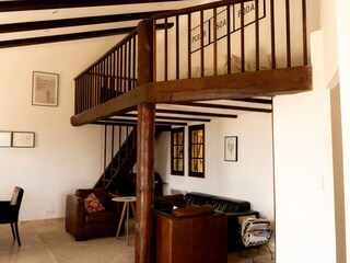 Wohnzimmer mit Galerie und TV