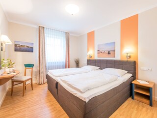 Schlafzimmer mit Boxspringbett