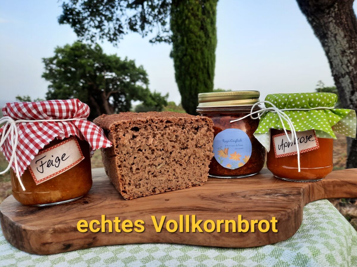 selbst gebackenes Brot, Wildschweinragù, Marmelade