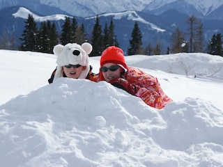 Spielen in der Winterlandschaft
