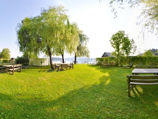 Die Liegewiese am privaten Badestrand am Faaker See