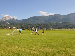 Fußball spielen auf unserem Kinderspielfeld!