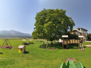 Am eigenen Kinderspielplatz - auf Rund 6000 m²