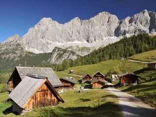 Herrliche Wanderwege entlang des Dachsteinmassives...