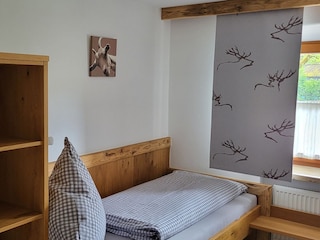 Schlafzimmer mit zwei Einzelbetten