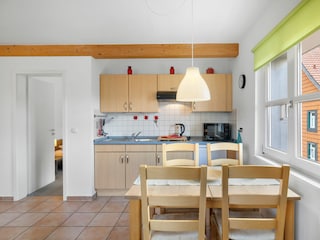 Küchenzeile mit Esstisch