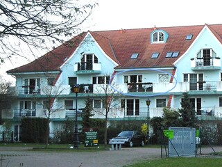 Außenansicht Waldseite mit Terrasse im 2. OG