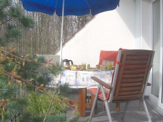 Frühstücke auf der Terrasse