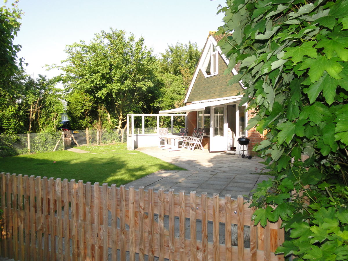 Sonniger Garten mit grosser Terrasse