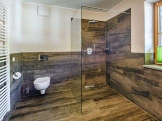 Badezimmer mit Dusche