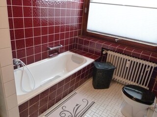 Badezimmer mit Badewanne