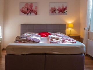 Bequemes Boxspring-Bett (1,80x2m) im Elternschlafzimmer