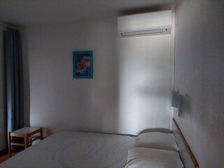 Bedroom with air conditionning