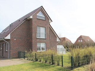 Buttje außen mit großem Garten