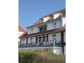 großer Balkon mit Sonnenliegen und Sitzecke