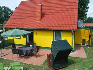 Umzäunter Garten, Sonnenterrasse, Strandkorb und Grill.