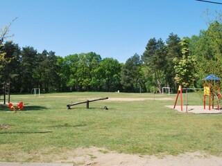 Kinderspielplatz + Fussballplatz nur ca. 100 m entfernt