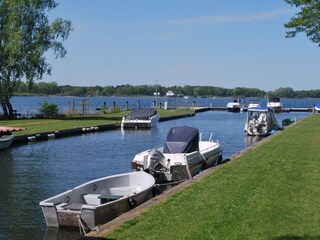 Hafen mit Boots- und Fahrradverleih ca. 200 m entfernt.