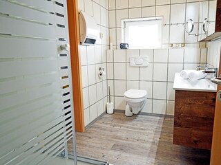 Ebenerdiges Badezimmer mit Fenster.