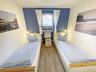 Schlafzimmer direkt neben dem Bad.