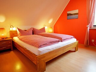 Gemütliches Queensize-Bett mit Leselampen (1,60 x 2 m)