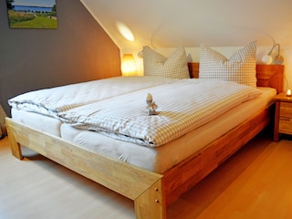 Großes Schlafzimmer mit Kingsize-Bett (1,80 x 2 m).