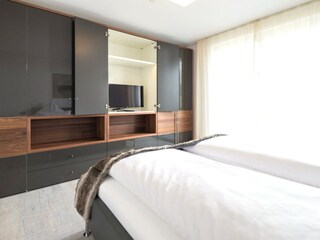 Das Schlafzimmer mit TV