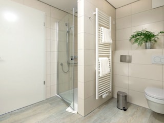 Das Badezimmer mit Dusche