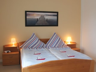 Schlafzimmer im Erdgeschoß mit Doppelbett (180x200)