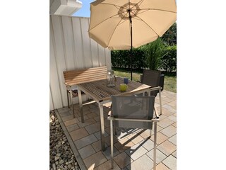 Esstisch auf Terrasse mit Bank und 2 Stühlen