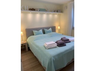 Schlafzimmer mit hohem Boxspring-Bett 180x200