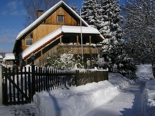 Ferienwohnung und Garten im Winter