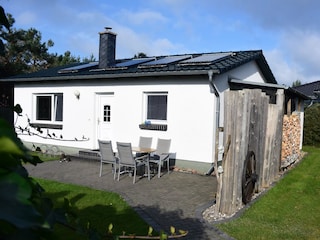 Terrasse, rechts am Haus der Fahrradschuppen