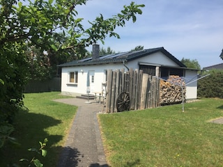 Weg vom Carport zum Haus