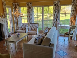 Wohnzimmer mit Schlafsofa (Wohnung 1)