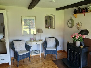 Wohnzimmer mit Schlafsofa (Wohnung 1)