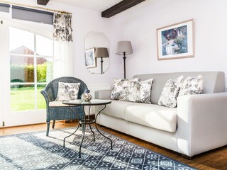 Wohnzimmer mit Schlafsofa (Wohnung 1)