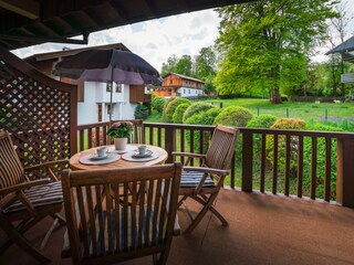 großer, gemütlicher und überdachter Balkon