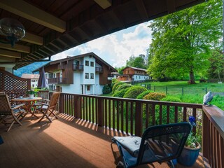 großer, gemütlicher und überdachter Balkon