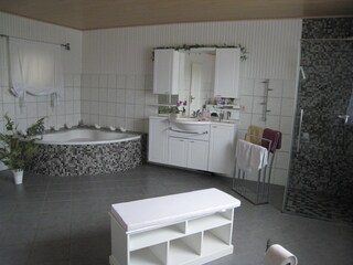 Traumbadezimmer - Eckwanne und Dusche bodengleich