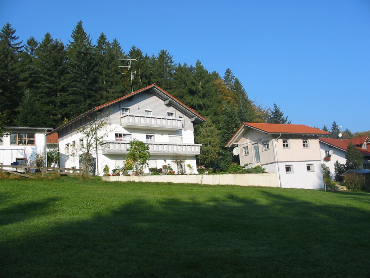 Haupthaus und Holzhaus