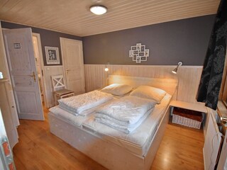 Schlafzimmer 1 mit Doppelbett