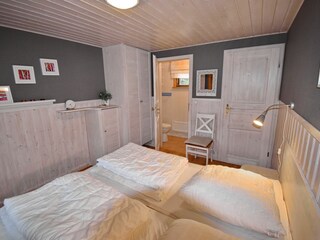 Schlafzimmer 1 mit Doppelbett und eigenem WC
